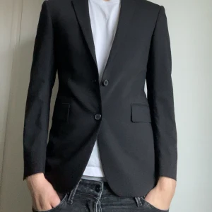 Svart kavaj från tiger of sweden - Säljer denna snygga kavajen med axel vadar i storlek M som är i riktigt bra skick, bara använts några fåtal gånger. Nypris ligger på 2 500 kr, skriv vid eventuella frågor och funderingar. Lägg ett bud eller köp direkt