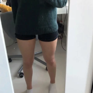 Shorts - Säljer ett par svarta highwaist shorts i strl. XS från Gina Tricot. Köptes våren 21 och använd till sommaren 21. Har de senaste åren bara legat i garderoben.