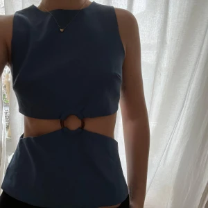 Blå Zara topp - Säljer denna svinsnygga zaratoppen. Endast använd en gång💙Öppen för prisförslag!