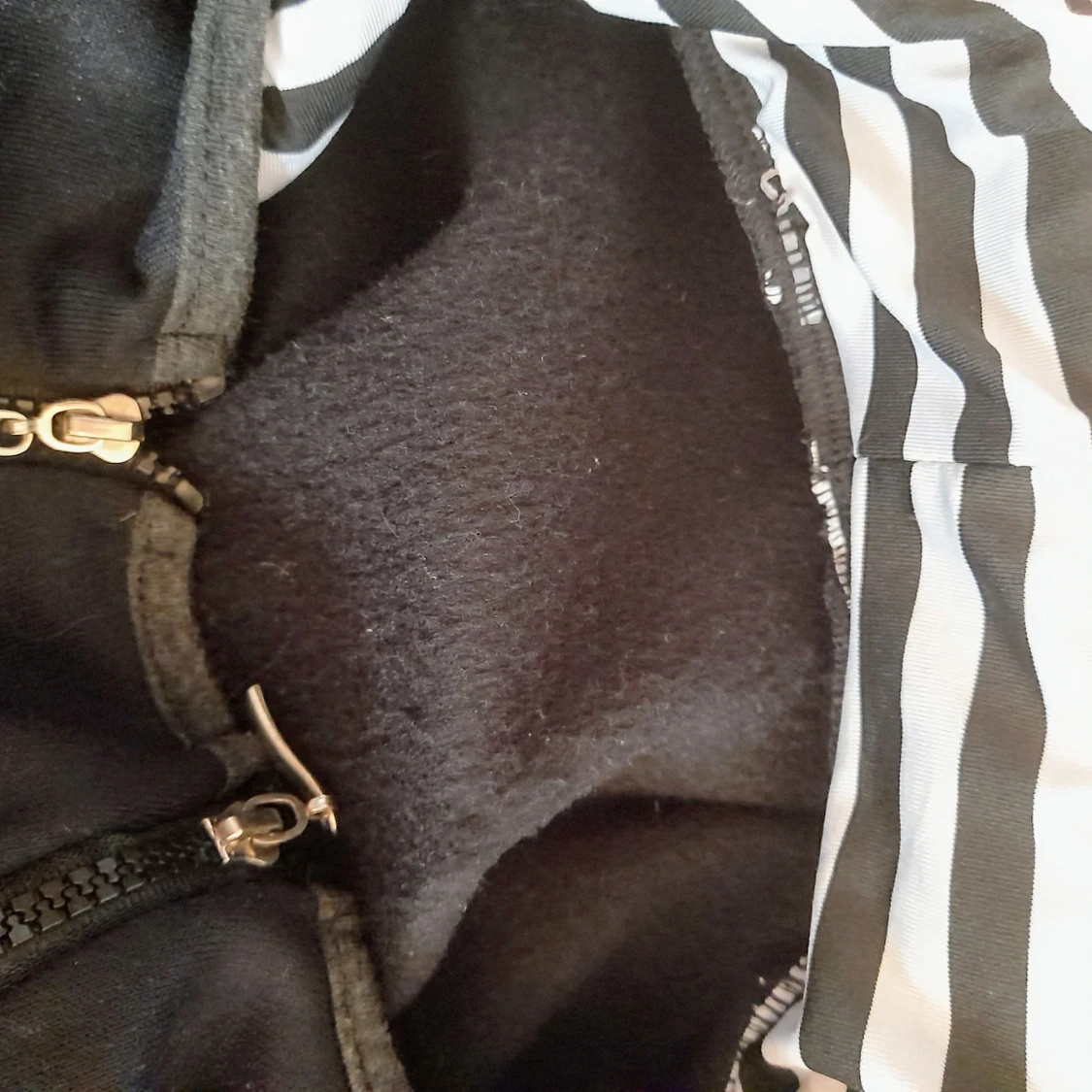 Svart hoodie med bärinsats och zebramönster - 2