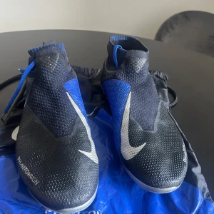 Nike Phantom Vision Elite - Nike phantom vision elite fotbollsskor i extremt bra skick! Skorna kommer med en tillhörande skopåse! Storlek: 45 Skick: 10/10