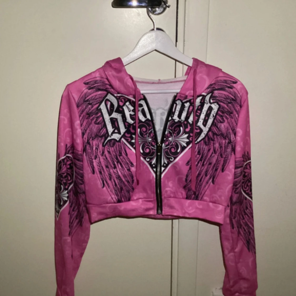 Rosa croppad hoodie med vingar och tryck - 3