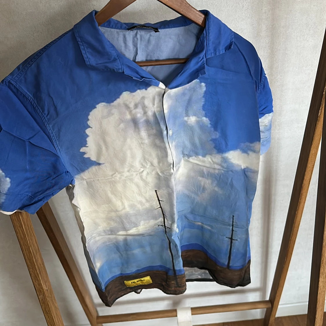 Blå kortärmad skjorta med molnmotiv från Axel Arigato