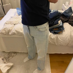 Ljusblå jeans från HOPE Rush Jeans - Säljer ett par ljusblå jeans från HOPE, modell Rush Jeans. Jeansen har klassisk femficksdesign, raka ben och normal passform. Perfekta för dig som gillar en stilren och avslappnad look.