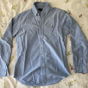 Ralph Lauren skjorta - Säljer denna Ralph Lauren skjorta då den var för liten för mig. Storlek M men sitter mer som S