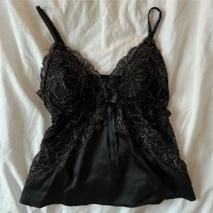 Festlinne - Super söt festtopp/linne med spets💕Köpte på Plick men har knappt använt den!