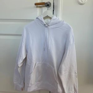 Vit hoodie - Vit hoodie från Monki i storlek S. Använd men i fin skick!💕