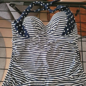 Tankini - Den passade inte mig så jag säljer vidare den , aldrig använd av mig men sparsamt använd av förra person. Bra skick och väldigt fin Tankini från Ellos 💕
