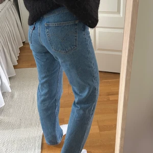 Levis 501 - Säljer dessa Levis 501 i en superfin tvätt. Väl omhändertagna utan defekter. W24 L30. Passar mig som vanligtvis har S i byxor. Bra i längden på mig som är 162cm.