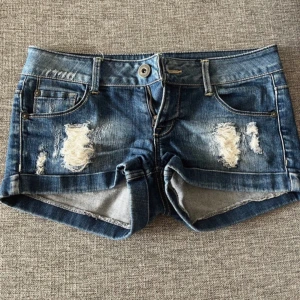 Lowwaist jeansshorts från ONLY - Snygga jeans shorts som är perfekta till sommaren💕 dem är lowwaist. Köpte på vinted men passade tyvärr inte. Pris går att diskutera