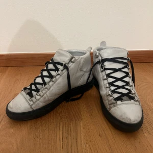 Balenciaga Arena - Vit - Balenciaga Arena - Rätt så använda. Men endå är inga stora skador på skorna alltså det finns inga hål, inga snören är sänder oså. Såklart är det 100% ÄKTA. Vid mer frågor är det bara att kontakta! 