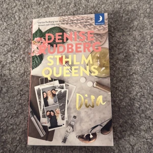 STHLM Queens: Disa - En ungdomsroman av Denise Rudberg, del av STHLM Queens-serien. Boken har ett färgstarkt omslag med bilder, klocka och solglasögon. Perfekt för dig som gillar vänskap, drama och livet i Stockholm.