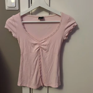 Rosa topp - Gullig rosa topp från Gina. Använd två gånger och inge defekter. Prisa kan diskuteras.