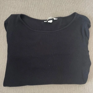 Långärmad Tröja  - Långärmad tröja från HM.  Nypris 179kr.  Köparen står för frakten.  Pris kan diskuteras vid snabb affär.