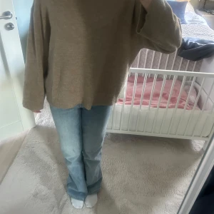 Brun stickad tröja - Säljer en jättenajs stickad brun tröja som är svin snygg till hösten eller en sommarkväll. 