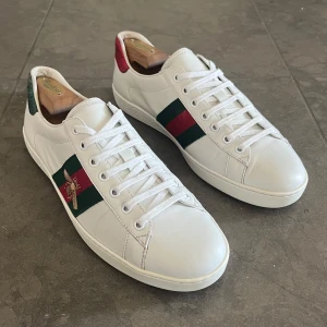 Gucci Ace - Säljer mina Gucci Ace sneakers som är i väldigt bra skick. 
