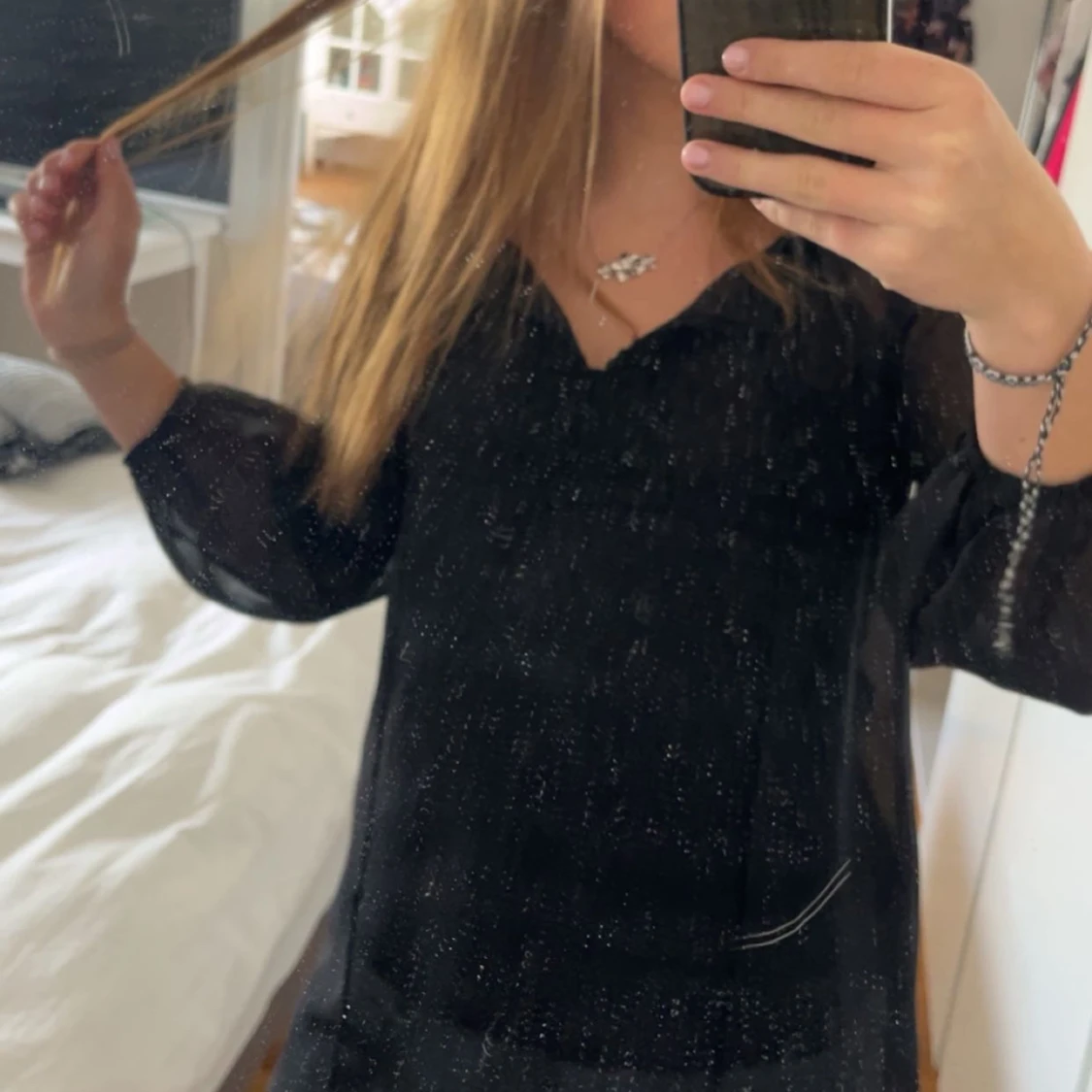 Svart blus med spetsdetaljer från Isolde - 1