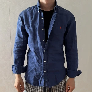 Blå linneskjorta från Ralph Lauren - Rahlp Lauren Skjora  | Skick: 9/10 | Size - M | Fraktar via postnord eller instabox | Hör av dig vid minsta fråga eller fundering // Ricco Wardrobe