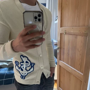 Cardigan - | Säljer en unik cardigan från These Glory Days | Knappt använd då den är lite liten för mig så det är väldigt bra skick 9/10 | Storlek M | Mitt pris är 199 |