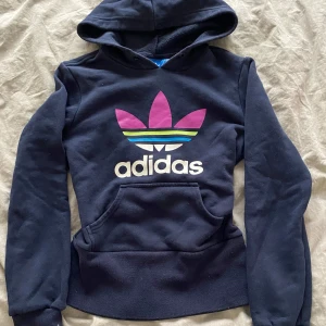 adidas hoodie  - Söt hoodie från adidas, knappt använd så inga större skador. 