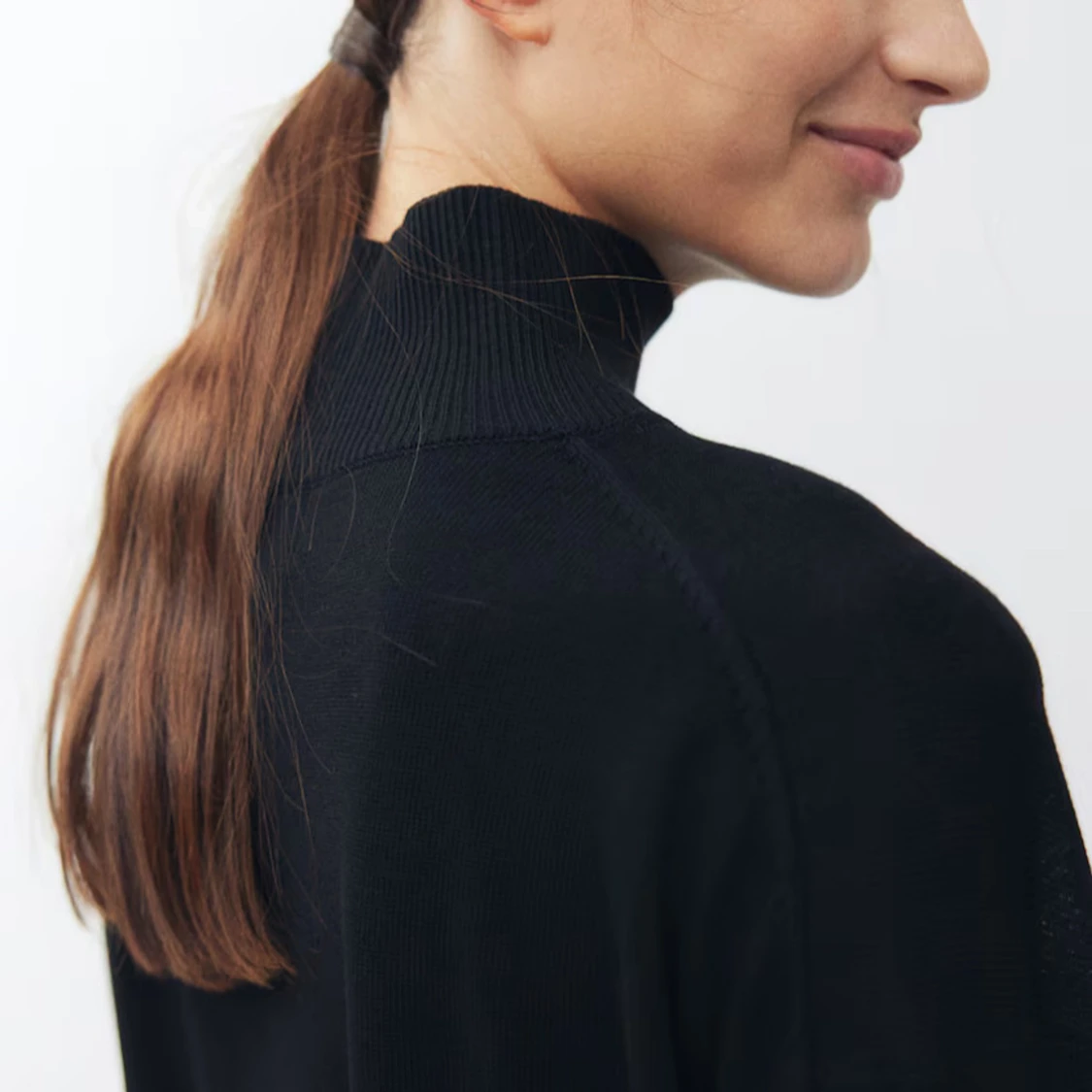Svart polotröja i stickat material - 1