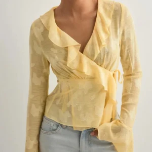 Nelly blus - Jättefin oanvänd blus från Nelly perfekt nu mot våren och sommaren. Slutsåld💕