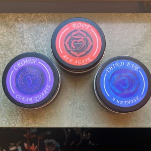 Chakrainspirerade doftljus i burk (hemgjord)  - Tre doftljus i svarta plåtburkar med chakrainspirerade etiketter: röd (ros doft), lila (lavender doft) och blå (vanilj doft). Varje ljus har en matchande färg på vaxet och lock med tryckt symbol och text. 