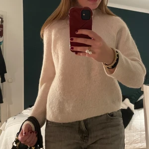 Krämvit stickad tröja från & Other Stories - Så sjukt snygg tröja från Other Stories!! Säljer då den inte kommer till användning. Tröjan är en storlek M, men skulle säga att den passar XS/S❤️