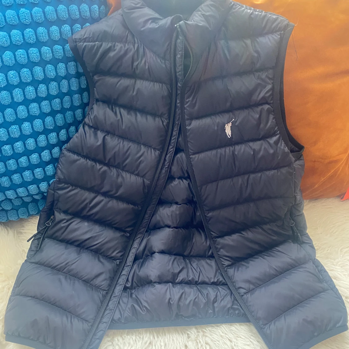 Polo väst. Svart med vit logo