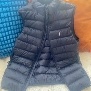 Polo väst. Svart med vit logo - En fet väst för sommaren. Storlek M men passar som S.