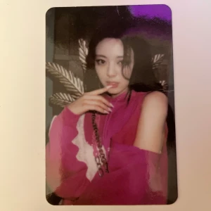 ITZY Yuna photocard - Som syns på bild 3 är kortet tyvärr skadat🥹Skriv om du har frågor! Kan också tradea om så önskas🫶🏻