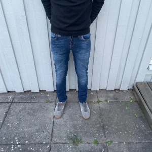 Nudie jeans  - Nudie jeans - Modell: Skinny Lin - Storlek: W27/L32 - skick: 9/10 - Nypris runt 2000kr