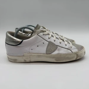 PHILIPPE MODEL PRSX - Philippe model prsx sneakers - Skick: 9,5/10 - Storlek 39 sitter som 40 - Tillbehör: Enbart skorna - Nypris 3700kr - deluxecloset 