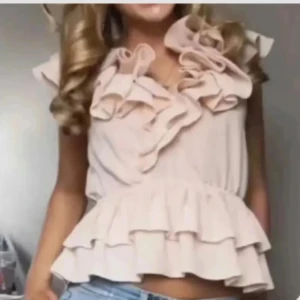 Beige volangtopp med ryschdetaljer - Säljer min älskade h&m topp som inte säljs längre. Säljer på grund av att den inte kommer till användning 😇☺️