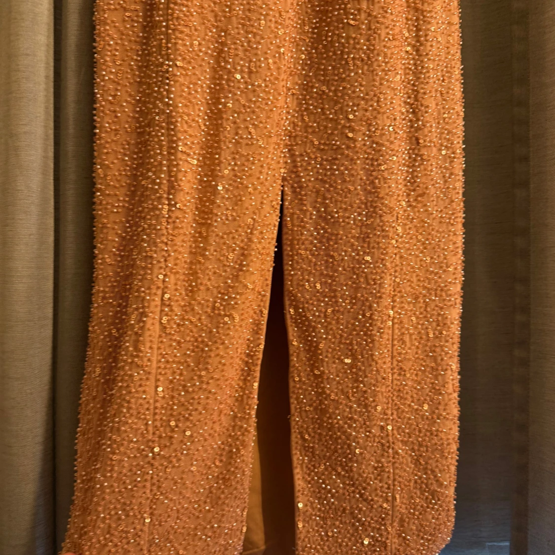 Champagnefärgad/lax färgad paljettklänning med draperad överdel - 3