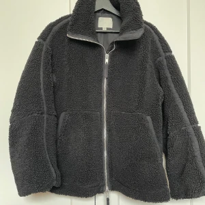 Teddy jacka  - Svart trendig teddy jacka från HM. Är i mycket fint skick och finns inte teckna på användning. Skriv vid eventuella frågor. Pris går att diskutera!!