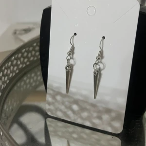 Handgjorda  spike-örhängen - Wow wow wow!  Vill ni vara coolare än alla era vänner?   En ny modell?  Dom klassiska älskade nit-örhängerna finns nu även att köpa i fler modeller, exempelvis som denna.  En kortare variant, den jag sålt tidigare (se mitt flöde) har varit poppis och gjorts flera exemplar utav, varför inte då prova på att göra några lite kortare också?   Dessa kan du ju matcha med dem längre, så om ni inte redan har, klicka hem den andra modellen med ;) glöm inte att du är värdefull❤️  