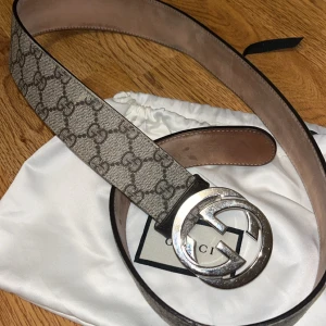 Beige Gucci Supreme bälte - Hej! Säljer nu mitt fina Gucci bälte då det inte kommer till användning. Jag har box som ingår samt kvitto! Bara att höra av sig om det är några frågor:)