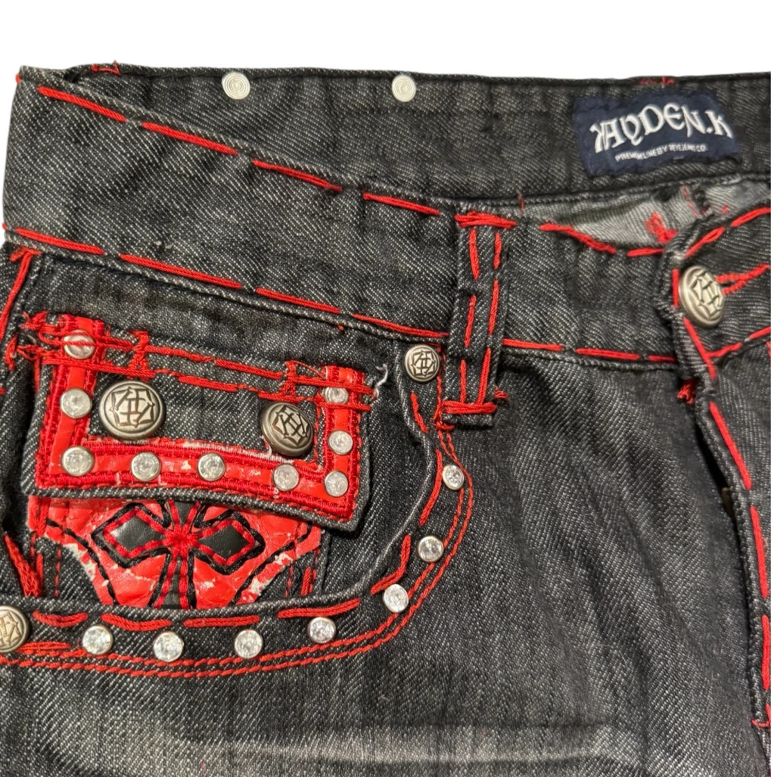 Svarta jeansbyxor med röda detaljer från Kayden.k - 4