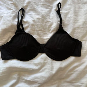 Bikini överdel - En svart bikini överdel, har använt några få gånger är i väldigt bra skick, det är utagsbara inlägg, Det är storlek M men skulle säga att den sitter som en S
