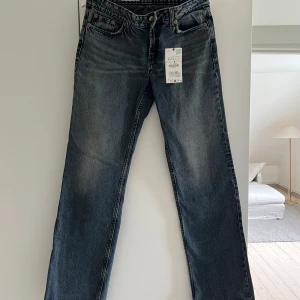 Mörkblå raka jeans i storlek 40 - Snygga Zara mörkblå straight leg jeans. Skulle säga att dessa är lite mindre i storleken, passar en strl 36-38. Nytt skick, oanvända samt att prislappen är kvar!
