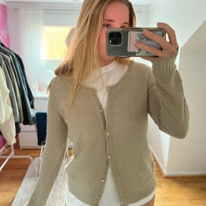 Beige stickad kofta med knappar - Snygg beige stickad kofta 