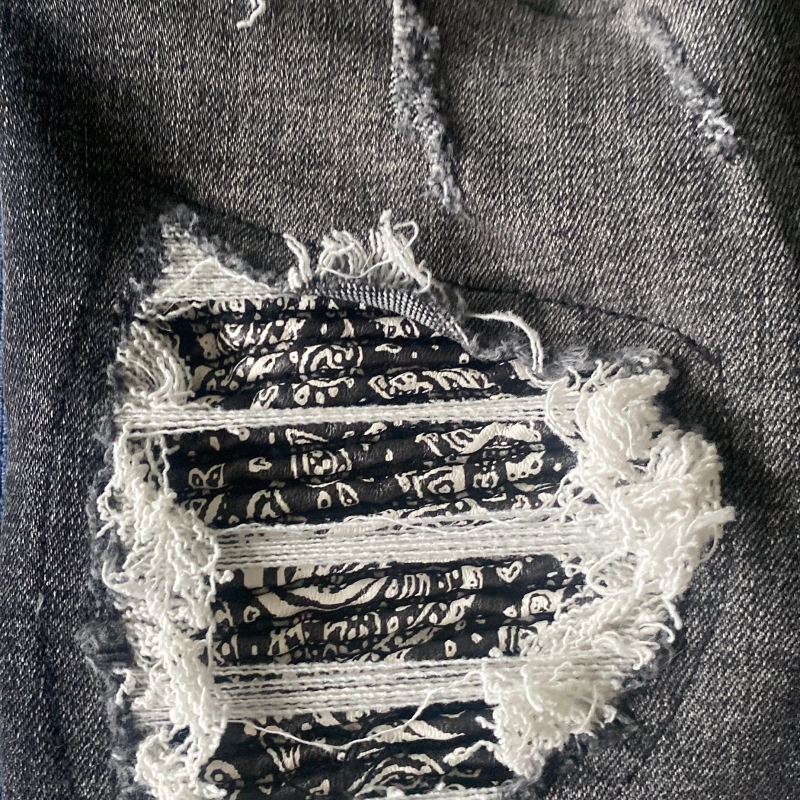 Svarta skinny jeans med slitningar - 2