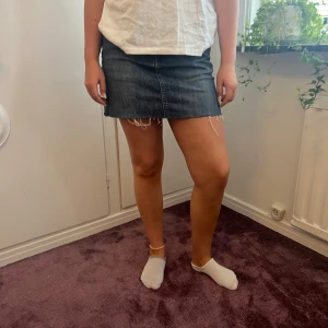 Jeanskjol - Säljer denna snygga jeanskjolen som är perfekt nu till sommaren!! Använd fåtal gånger och är i fint skick! Storlek 40 men passar storlek S och M också🥰🥰