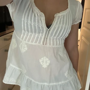 Blus från Odd Molly - Supersöt vit blus från Odd Molly som man kan knyta baktill!🤍