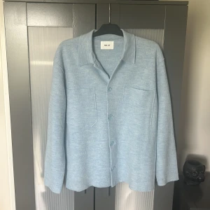 Ljusblå overshirt i kokt ull - En overshirt som bara används 1 gång så helt i nyskick, nypris 2400kr