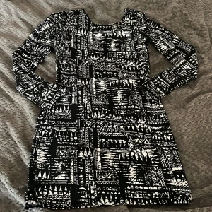 Svartvit mönstrad klänning Gina Tricot - Cool svartvit kortklänning från Gina Tricot med grafiskt mönster och lång ärm. Klänningen har rundad halsringning och är i mjukt stretchigt material som sitter snyggt på kroppen. Perfekt för dig som gillar att sticka ut med ett unikt print. Står M men skulle mer säga S❤️
