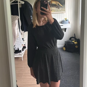 Glittrande klänning - Superfin klänning som passar perfekt till högtider som nyår eller jul. Små glittrande stenar som ser ut som små diamanter. Lätt, svalt och stretchigt material, inte genomskinlig. Storlek 146/157 men sitter som S (jag har vanligtvis S). Använd endast 2 gånger, i perfekt skick! Tar gärna emot prisförslag💕