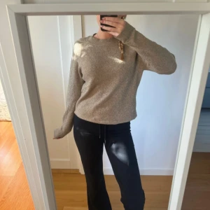 stickad tröja från Vero Moda - Mysig beige stickad tröja från Vero Moda i storlek XS. Tröjan har en rund halsringning, ribbade muddar och lång ärm. 
