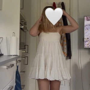 Vit klänning från Zara - Populära vita klänningen från Zara! Säljer då den inte kommer till användnining🤍